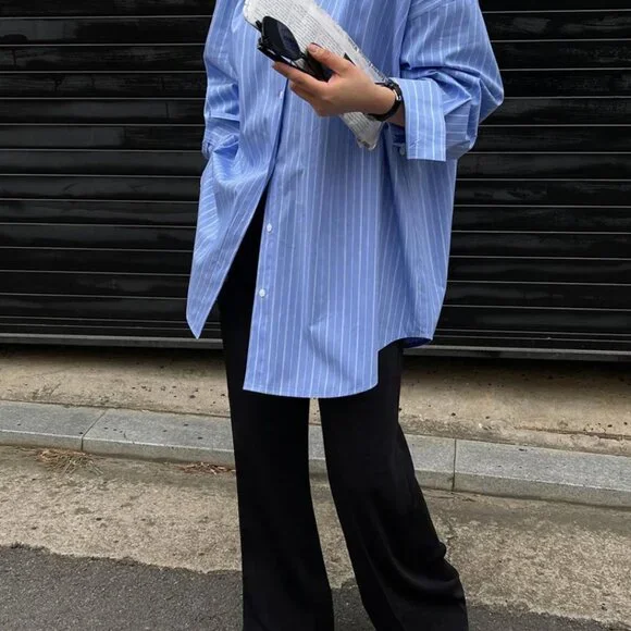 ‼️⛔️SOLD‼️⛔️ Striped Print Button Front Shirt in Blue, Size Small - Picture 2 of 5